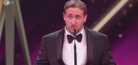 Ryan Gosling lookalike accepts award for “La La Land” and ruins prestigious awards show