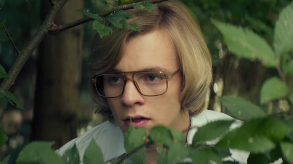 Evan peters interpreterà il serial killer jeffrey dahmer in una serie The first Jeffrey Dahmer movie trailer is here, and yikes / Queerty