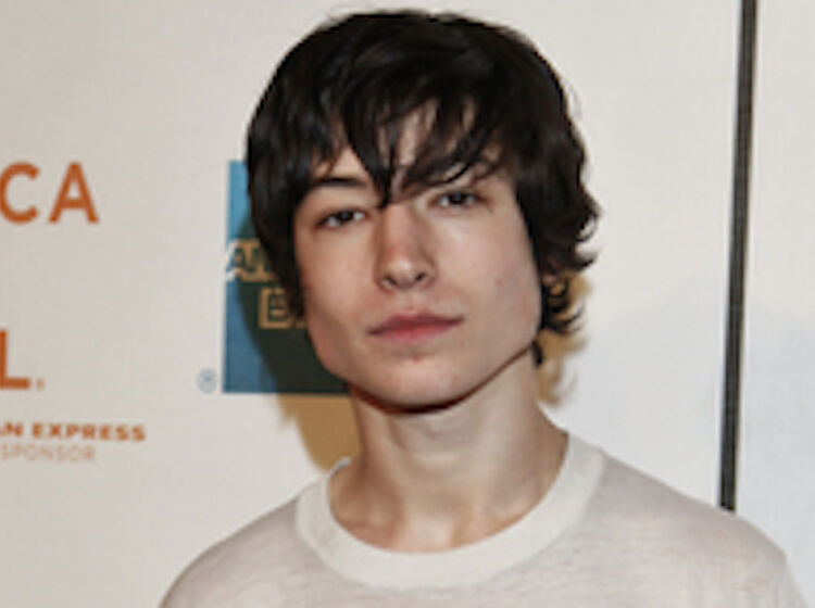 Handsome “Justice League” star Ezra Miller openly kisses male fan at Comic Con
