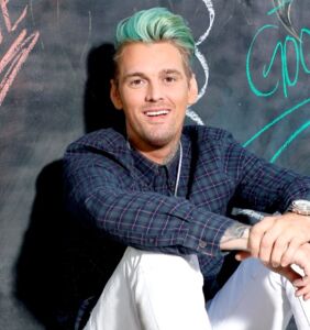 Aaron Carter applauds himself for his good looks in thirsty photo, gets mad when people don’t agree