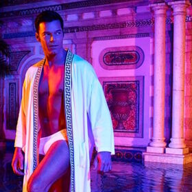 This featurette offers an intimate first look at “ACS: The Assassination of Gianni Versace”