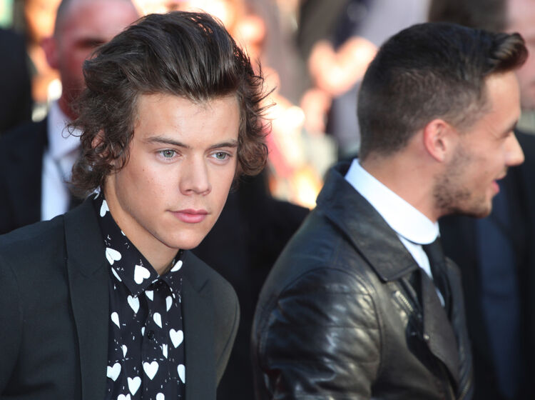 Harry Styles kissed a man and fans can’t even