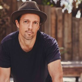 Jason Mraz talks hooking up with dudes while dating the woman who later became his wife