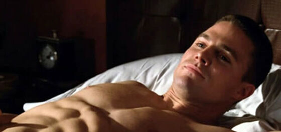 “Gay for (low) pay”: Fans outraged over Stephen Amell’s t-shirt saying he’d go gay for $20
