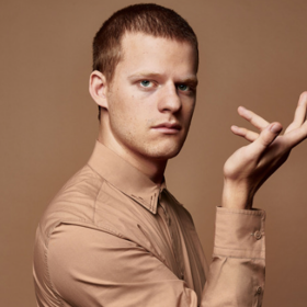 Lucas Hedges comes out as “not totally straight, but also not gay, and not necessarily bisexual”