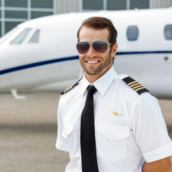 Pilot uses Grindr to hit on passenger mid-flight, says he hopes to give him an enjoyable ride