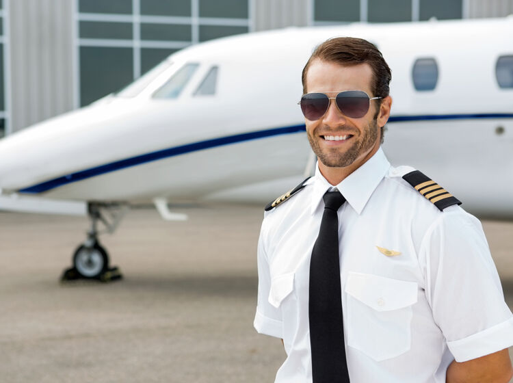 Married pilot busted for trying to hookup with teen on Grindr, says it was “pure fantasy”