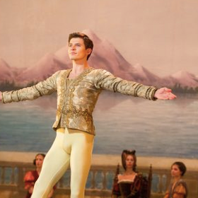 Ralph Fiennes on his depiction of Rudolf Nureyev’s sexuality in his biopic, ‘The White Crow’
