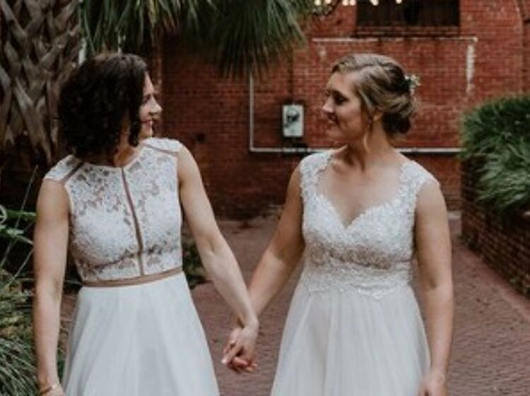 Tennis player marries her girlfriend in front of 13 of her former college teammates