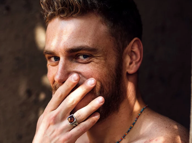Newly single Gus Kenworthy posts sweaty selfie with another dude
