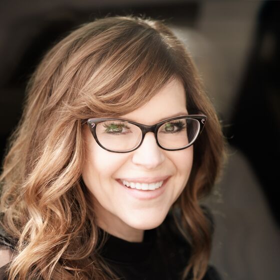 EXCLUSIVE: Singer Lisa Loeb debuts her new video, and it’s oh-so-gay