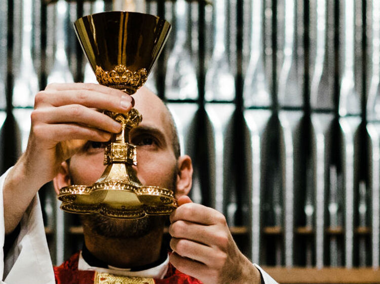 Priest refuses communion to long-term church-goer because she’s gay