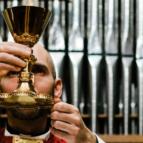 Priest refuses communion to long-term church-goer because she’s gay
