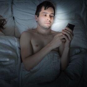 He only sleeps with women, but he can’t stop flirting with dudes online… So what does it mean?!