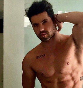 Telenovela star throws an entire tank of fuel on his own gay rumors by kissing another dude
