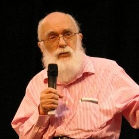 “The Amazing Randi,” gay magician and paranormal debunker, dead at 92