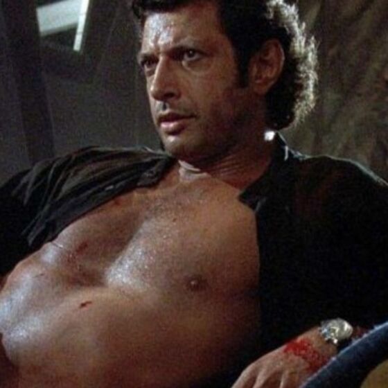 Jeff Goldblum recreates his sexy ‘Jurassic Park’ pose, and we’re thirsty