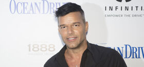 PHOTO: Ricky Martin shows off freshly bleached hair, but not on top of his head
