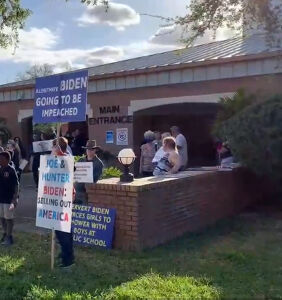 Trumpers yell homophobic slurs at kids outside Florida school
