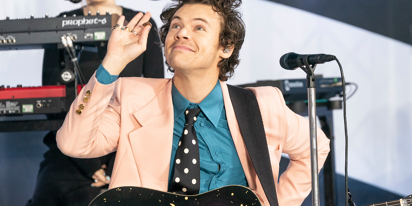 WATCH: Harry Styles helps a fan come out during concert and the crowd goes wild