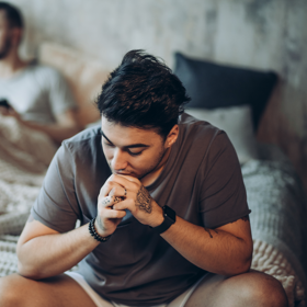 Study confirms homophobic guys who have gay sex aren’t doing so well