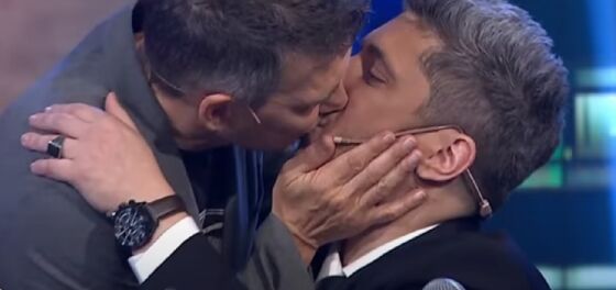 Argentine TV host dives into spontaneous makeout sesh