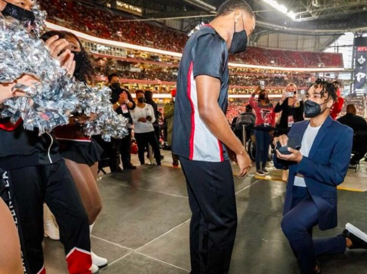 Man proposes to his cheerleader boyfriend during NFL game
