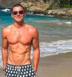 Check out ‘Queer Eye’ star Antoni and his man on vacay in the Caribbean
