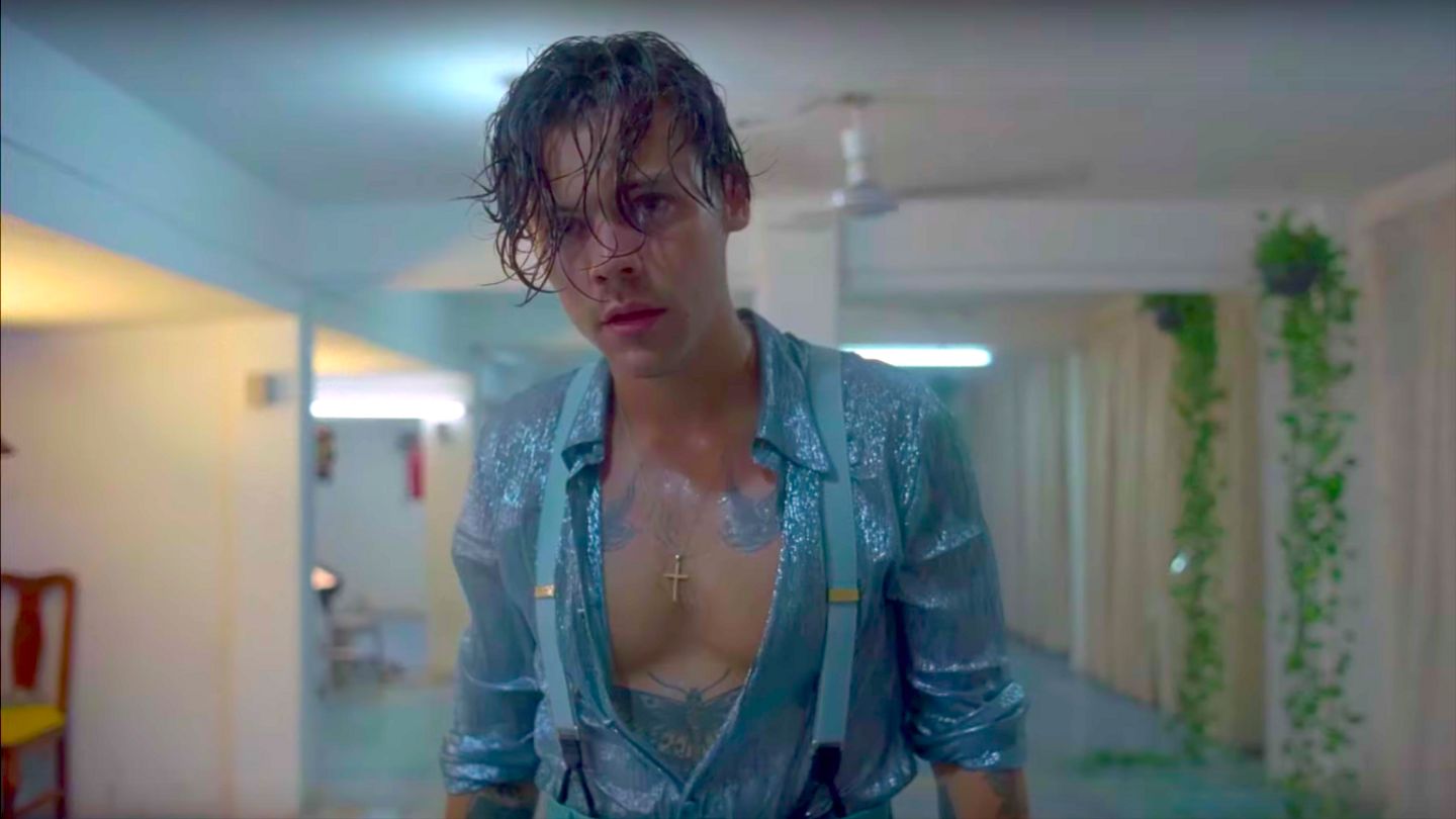 Harry Styles on hooking up with his male co-stars: “I’d never done that before. On camera at least”