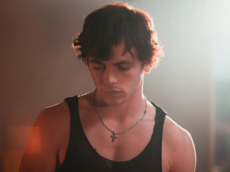 Ross Lynch is back to his shirtless on-stage antics—and this time it’s pretty gay