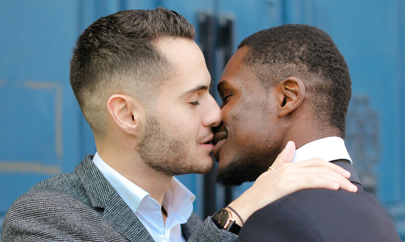 Seduce straight guys: Couple of men kissing