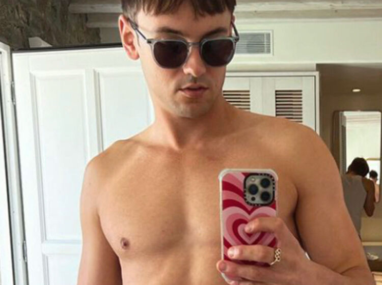 Tom Daley prompts everyone to zoom in on his bulge with thirsty bathroom selfie