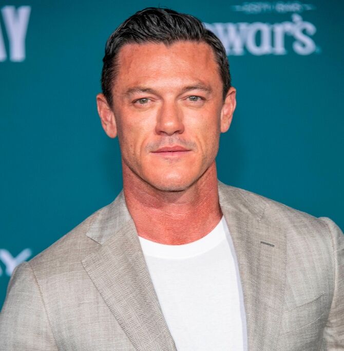 That time Luke Evans shared before & after pics from 8 months of training