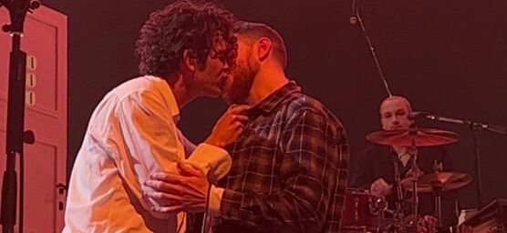 Matty Healy’s hot gay kiss is single-handedly saving The 1975’s super chaotic tour