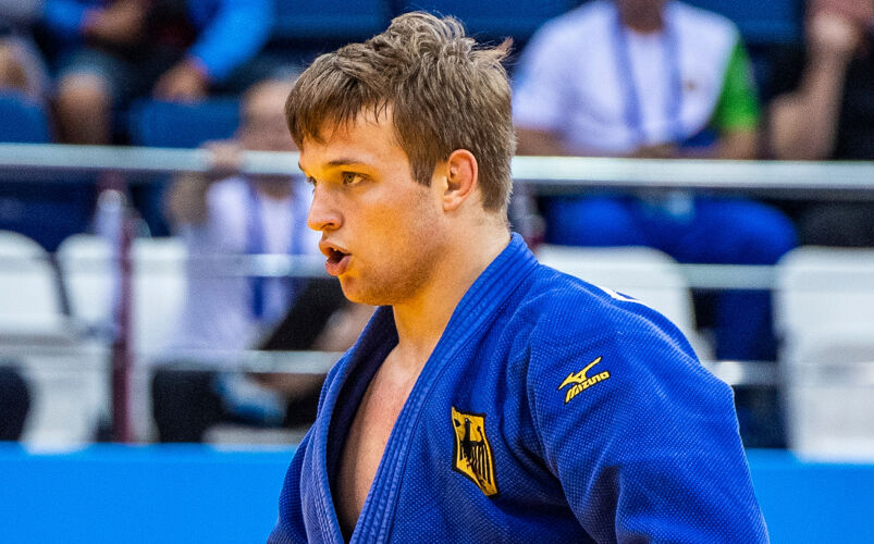 Timo Cavelius stands in a blue judogi.