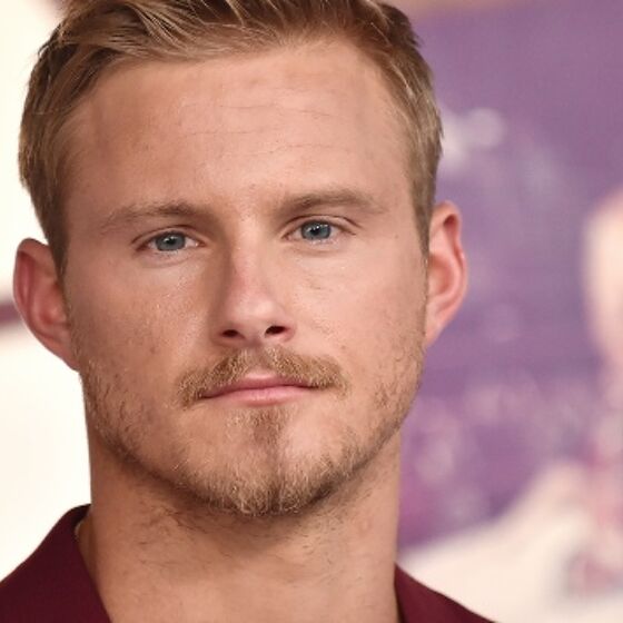 ‘Vikings’ actor Alexander Ludwig strips down on Instagram, swears that thing you see is just his hand