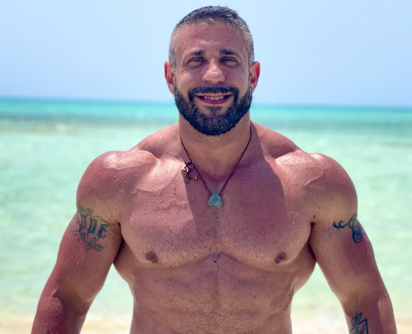 Ruggero Freddi shirtless on the beach