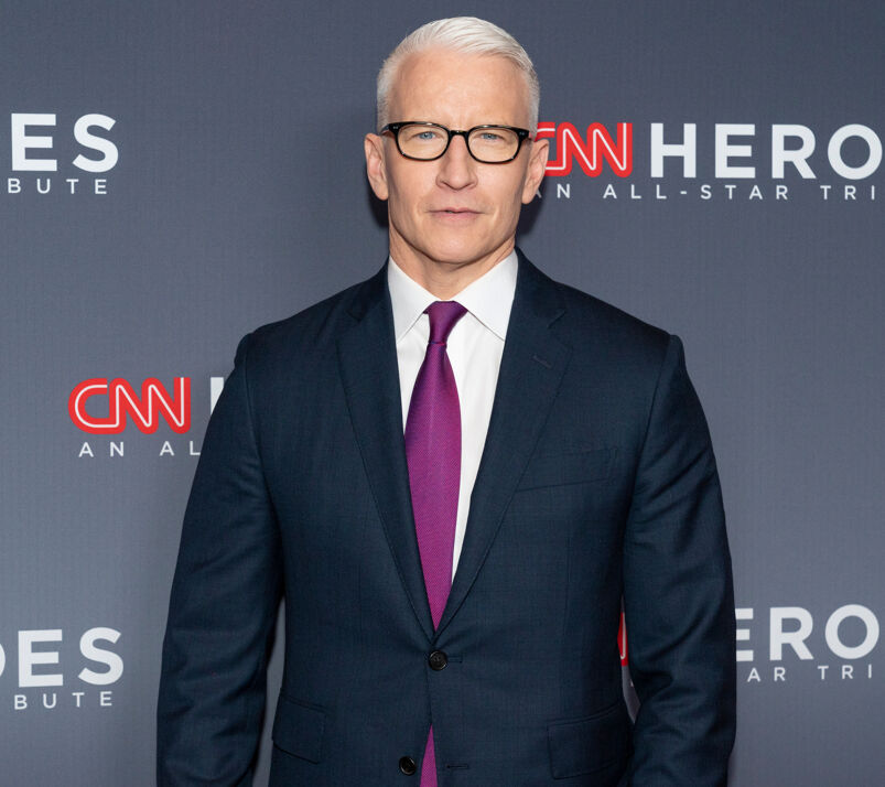 Anderson Cooper in a dark suit on the red carpet