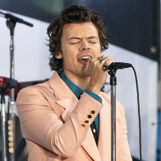 BREAKING: Harry Styles is a sloppy kisser and Gay Twitter™ is not handling the news well