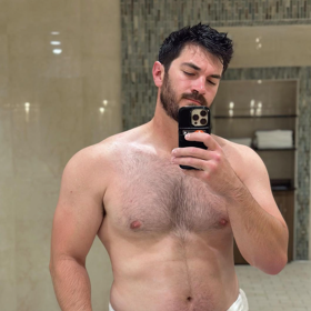 This hunky TikToker just can’t find pants that fit, and we hope he never does