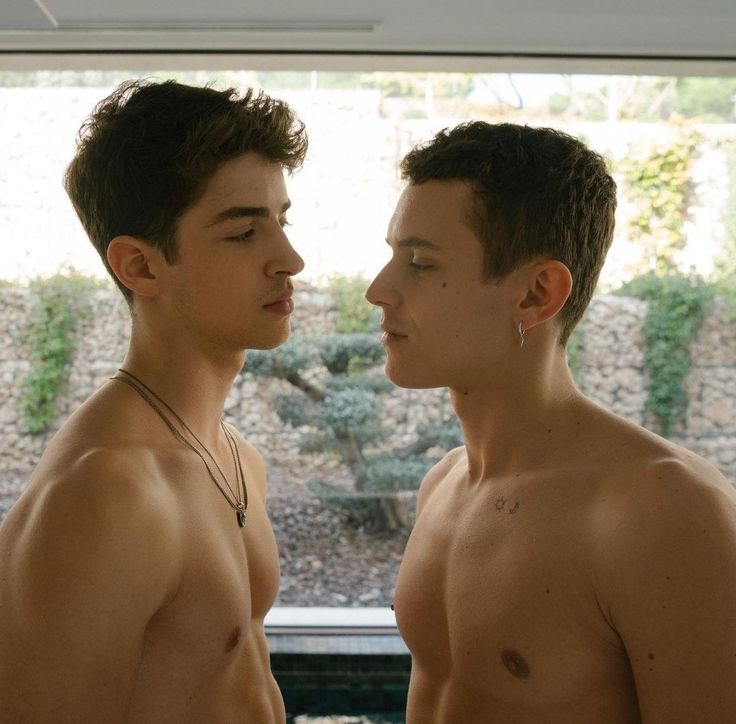 Manu Rios and Aron Piper in scene from 'Elite'