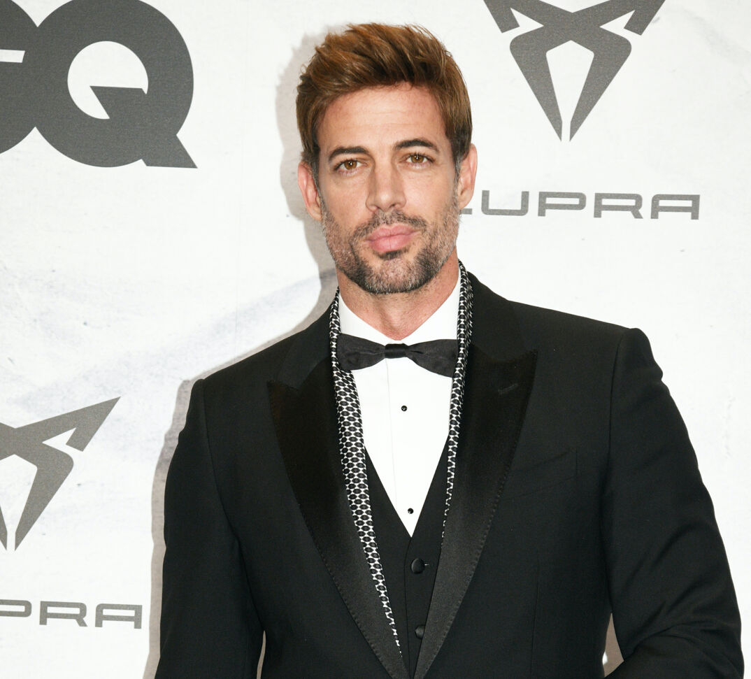 William Levy in a tuxedo on the red carpet