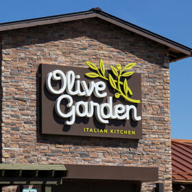 Gay Redditors defend twink who got called a cheapskate for taking his date to Olive Garden