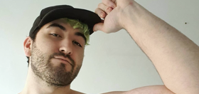 This 6’5” gaymer is a self-proclaimed ‘thembo’ & has the massive biceps to prove it