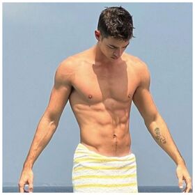 Manu Ríos tans his rippling muscles in new beach photos & immediately floods basements around the world