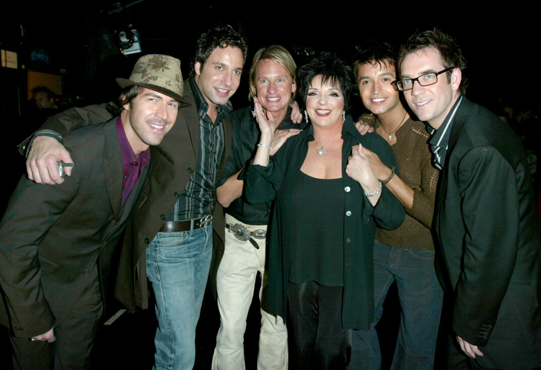 Kyan Douglas, Thom Filicia, Carson Kressley, Liza Minnelli, Jai Rodriguez, and Ted Allen pose for a picture backstage at VH1's Big in 2003 Awards.