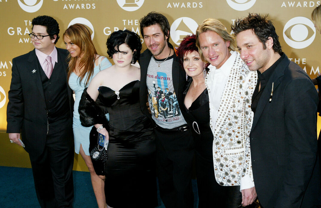 The Osbourne family, Lindsay Lohan, and Thom Filicia, Carson Kressley, and Kyan Douglas smile in different directions for a chaotic group photo on the 2004 Grammys red carpet.