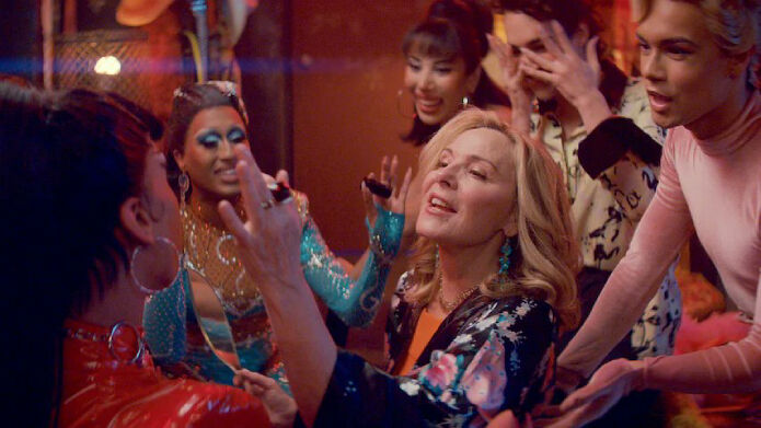 Kim Cattrall surrounded by Priyanka and other drag queens in 'Glamorous'