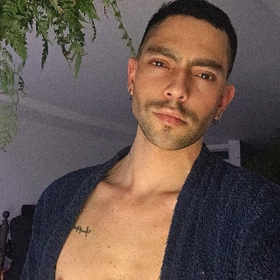 This hunky actor is steaming up Netflix’s latest thriller & is one of Colombia’s fiercest drag queens
