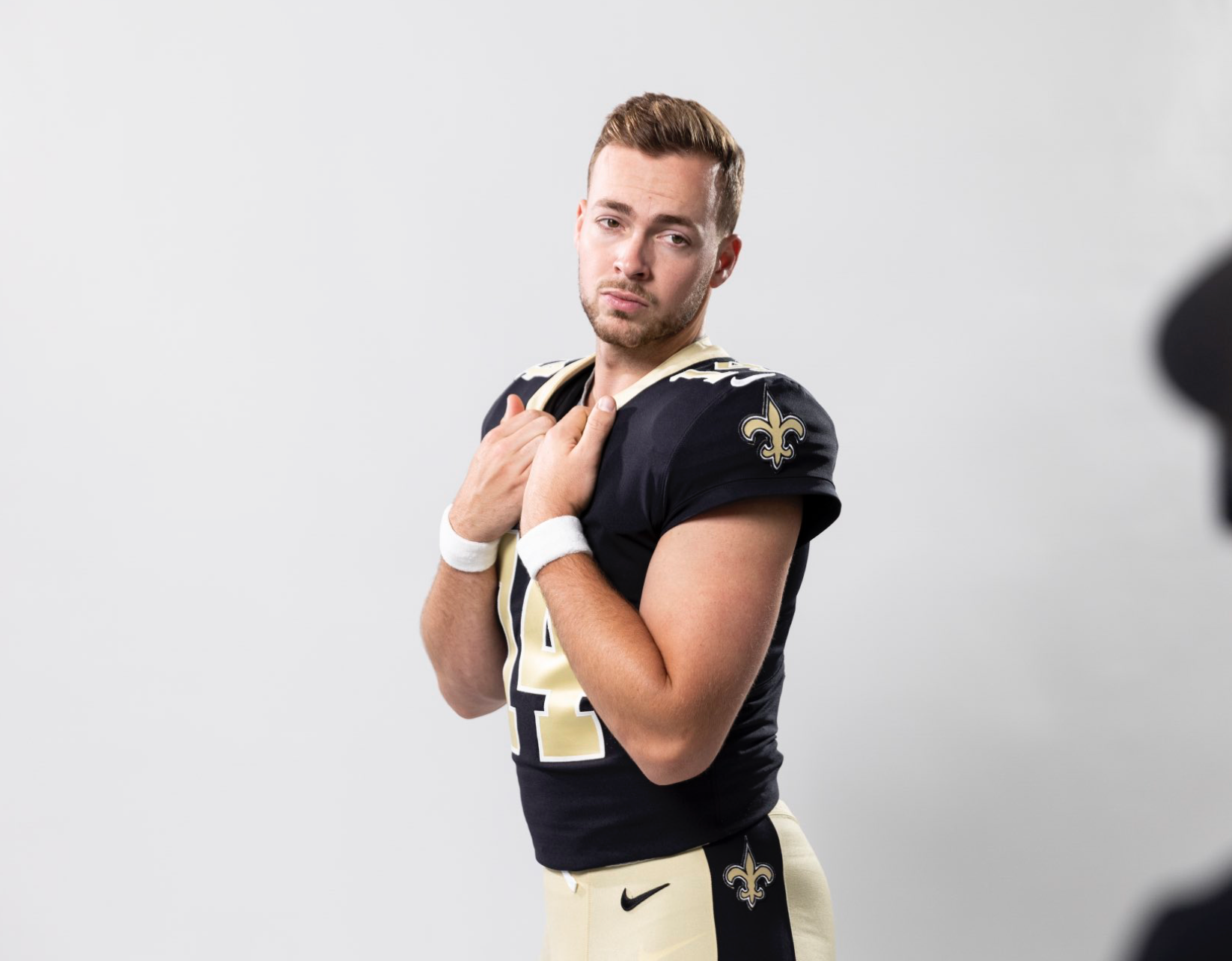 Fresh-faced NFL QB serves catalog lewks for days in seductive pre-season photoshoot - Vimarsana News